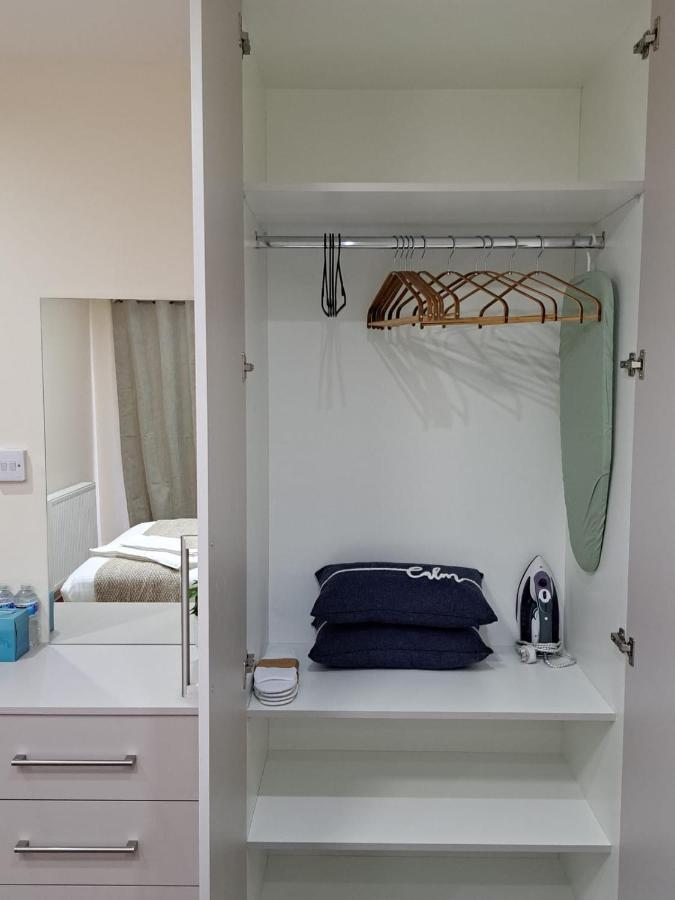 Modern 2 Bed 2 Bath Apartment Free Parking Watford  Dış mekan fotoğraf