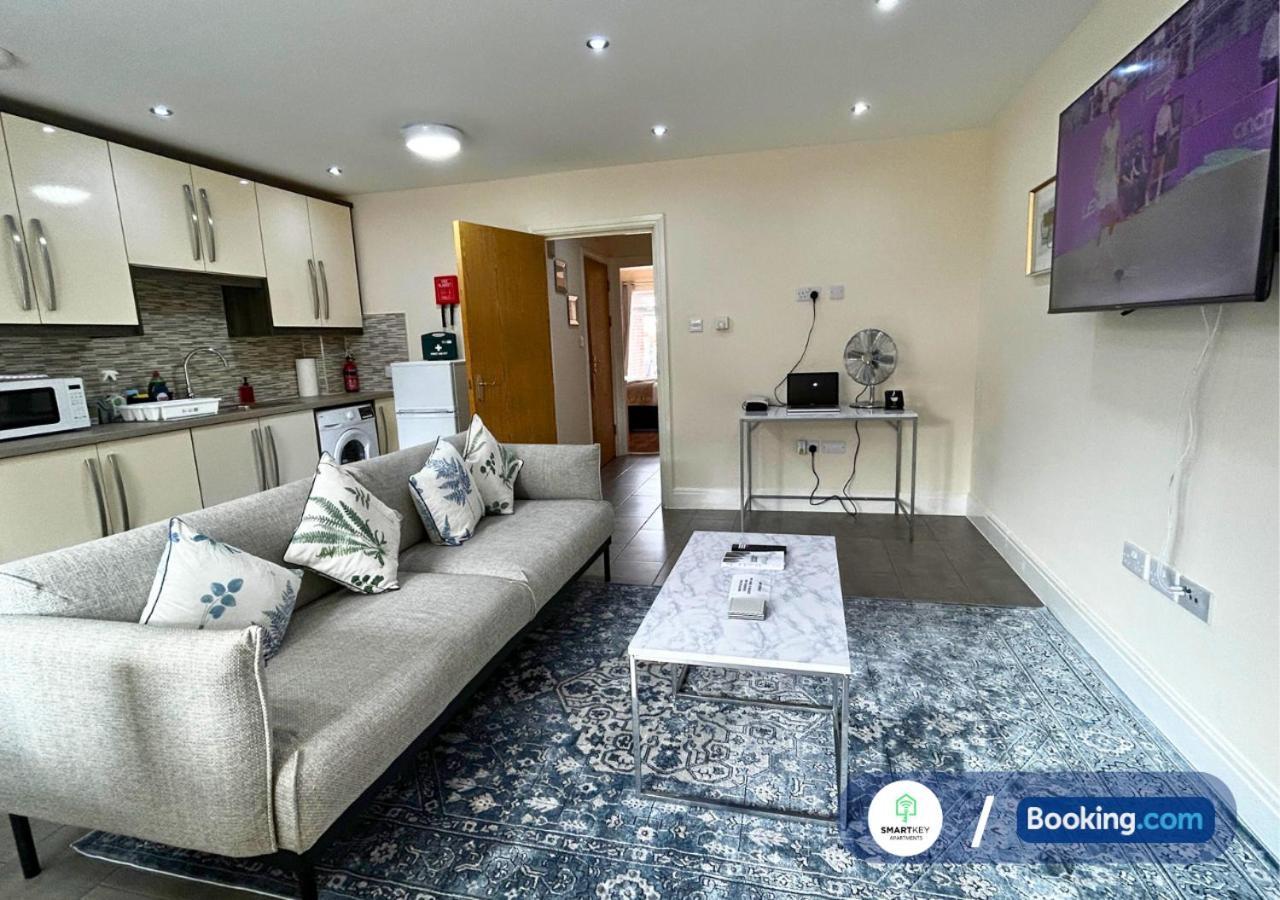 Modern 2 Bed 2 Bath Apartment Free Parking Watford  Dış mekan fotoğraf